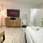 Luxomes: Design Apartment - Private Parking - 4 People